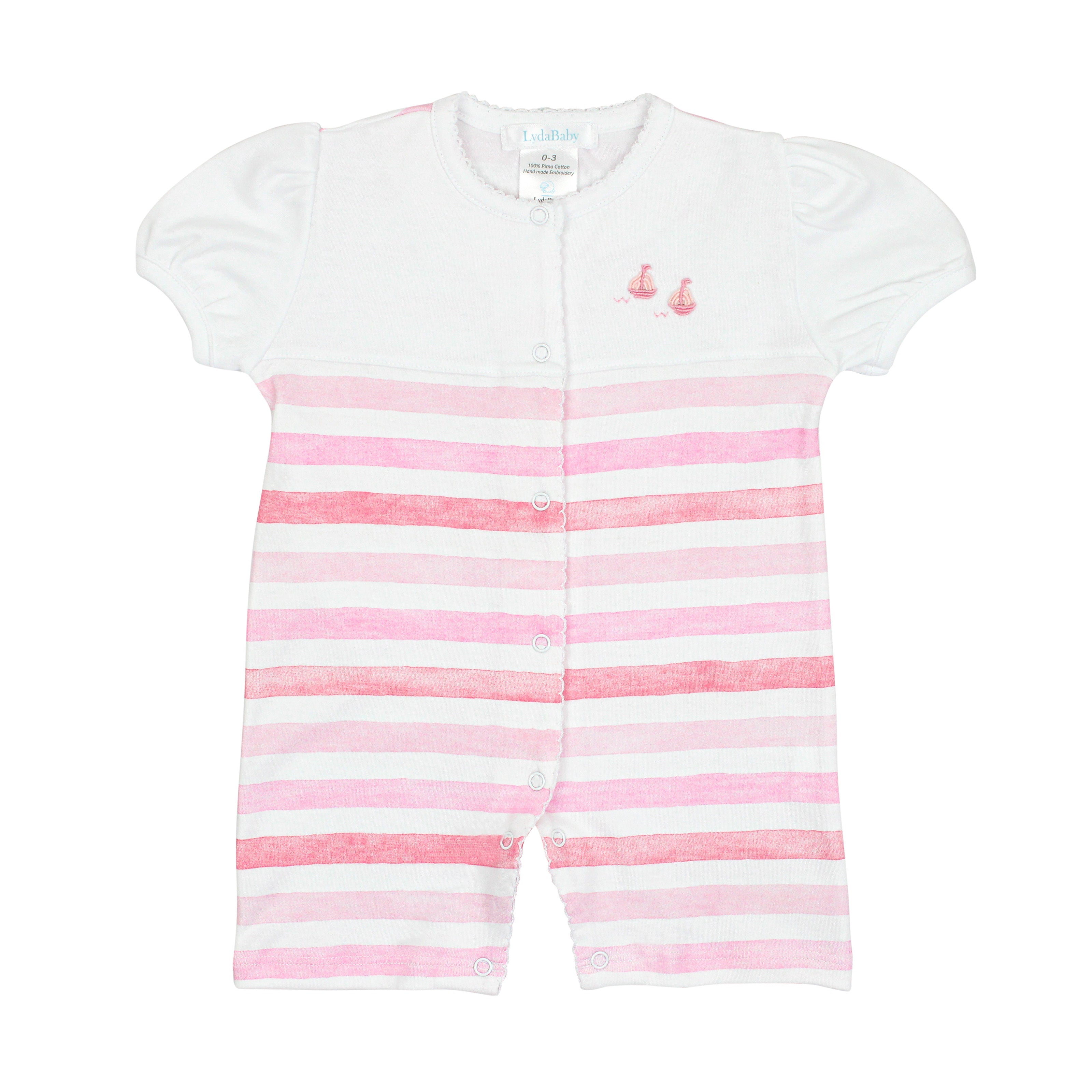
Baby girl romper in Peruvian Pima cotton with pink striped print and hand-embroidered sailboat — puffed sleeves, snap closures, and knee-length comfort.